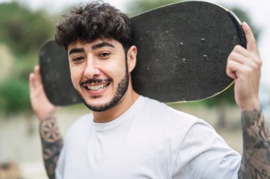 Yakışıklı delikanlı kaykay ile