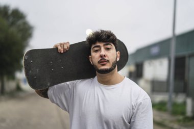 Kaykaylı genç adam.