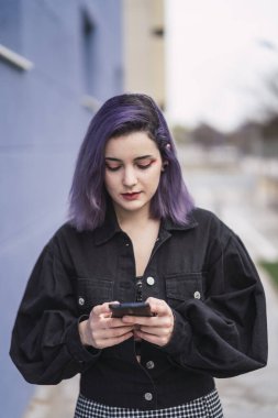 Akıllı telefonu elinde tutan kadının portresi.