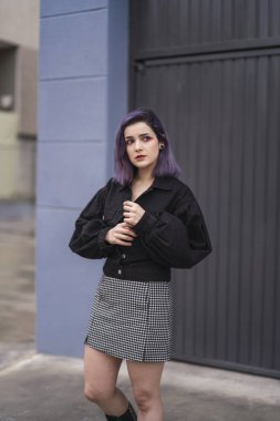 Şehir sokaklarında poz güzel kız