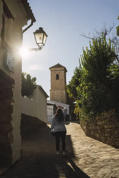 Sokakta yürüyen kadın