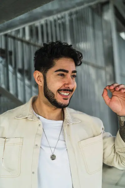 gülümseyen adam duvara yaslanmış