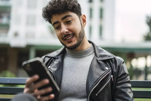 Şehirdeki genç sakallı adam