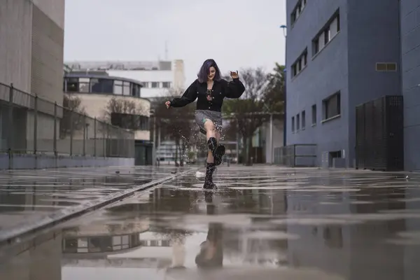 Yağmurda uzun saçlı genç bir kadın