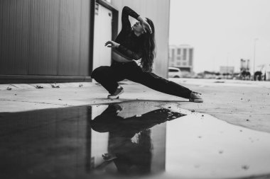 Siyah elbiseli genç bir kızın silueti.