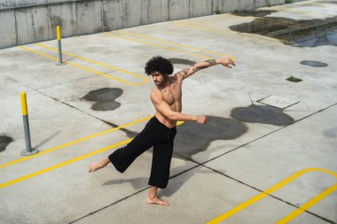 Dans eden genç adam