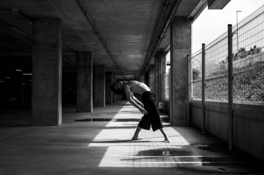 Siyah takım elbiseli ve siyah elbiseli bir adam.