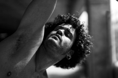 Spor salonunda poz veren adam.