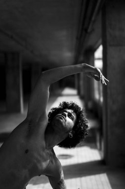 Dans eden genç dansçıların siyah beyaz fotoğrafları.