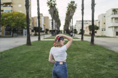 Sokakta poz veren güzel bir kadın, portre.