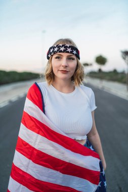 Amerika Birleşik Devletleri bayrağıyla güzel bir genç kadın.