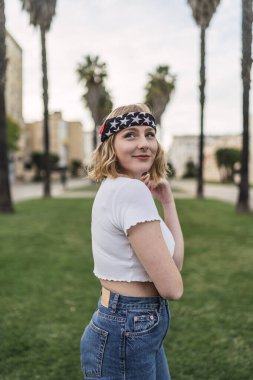 Parktaki güzel genç kadın.