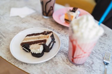 Kremalı ve çikolatalı bir fincan kahve.