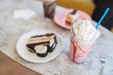 Krem şantili ve kahve fincanlı lezzetli çikolatalı pasta