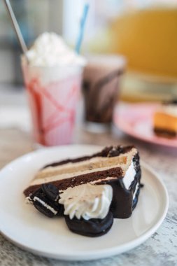 Çikolatalı pasta ve kremanın dikey görüntüsü.