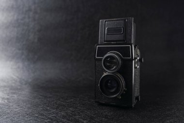 Ahşap arka planda eski bir kamera