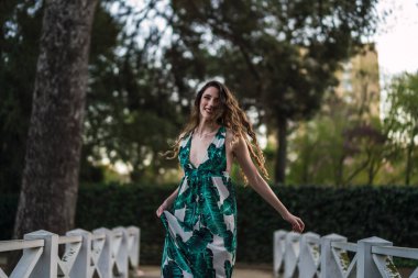 Yeşil elbiseli güzel bir kız.