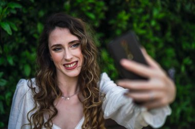 Genç bir kadın selfie çekiyor.