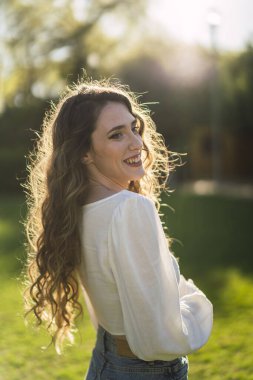 parkta genç gülümseyen