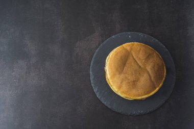 Koyu arka planda çikolatalı ev yapımı krepler..