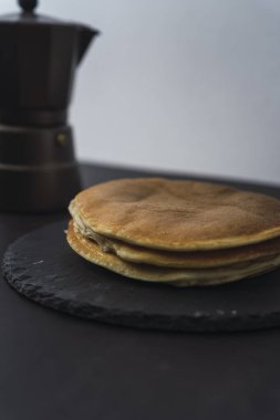 Siyah şuruplu gözleme. Kremalı gözleme ve bir fincan çay. Mutfakta kahvaltı.