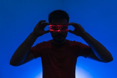 sanal gerçeklik gözlüklü genç adam.