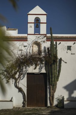 Önünde ağaç olan güzel bir ev fotoğrafı.