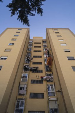 Balkonları ve balkonları olan bir apartman.