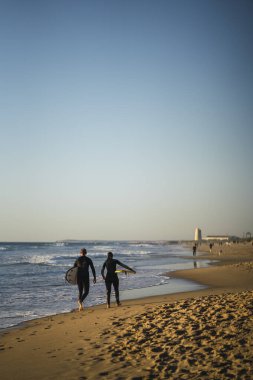 Sahilde sörfçüler