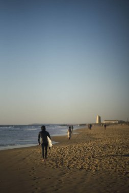 İnsanlar kumsalda kumsalda