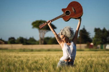 Gitarlı genç bir kız.