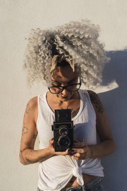 Kameraya bakan kadın.