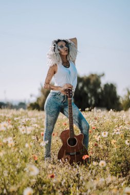 Sahada gitar çalan kadın.