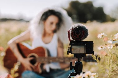 Kadın fotoğrafçı ve mikrofon.