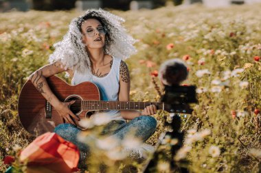 güzel kadın gitar çalmak