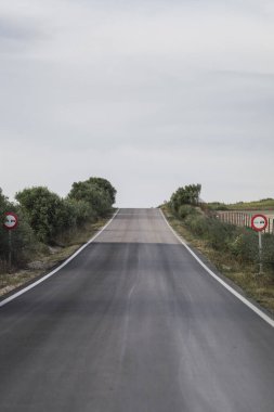 Kırsalda boş bir yol