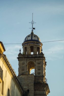 İspanya 'nın Cordoba şehrindeki eski bir kulenin güzel bir görüntüsü.