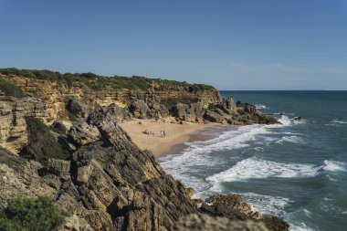 Güzel bir sahil manzarası