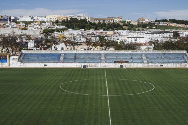 Çimenli bir stadyum