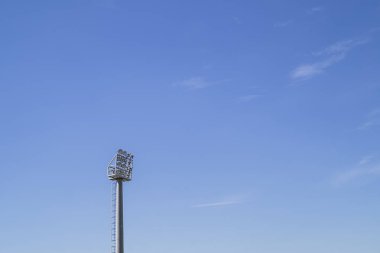 Mavi gökyüzü olan beyaz stadyum