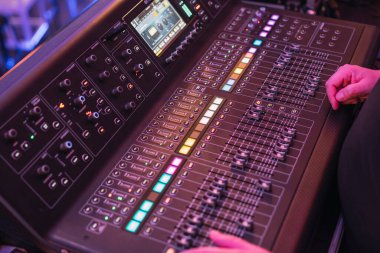 Geceleri DJ denetleyici