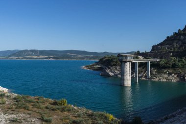 Gölün köprüsü, Kırım dağlarındaki en büyük göl..