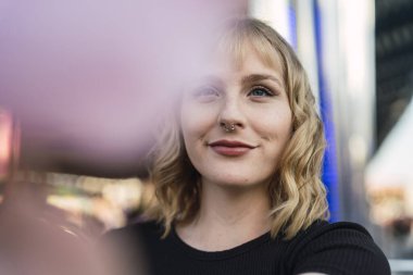 Kameraya bakan kadın.