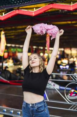 Lunaparkta poz veren genç kız