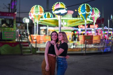 Akşamları eğlence parkı olan genç kadınlar