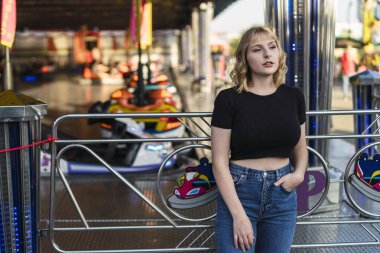 Lunaparkta poz veren güzel sarışın kadının portresi.