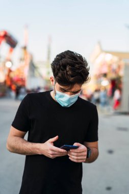 Kentte cep telefonu kullanan genç adam