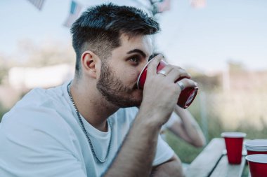 Adam parkta bira içmek