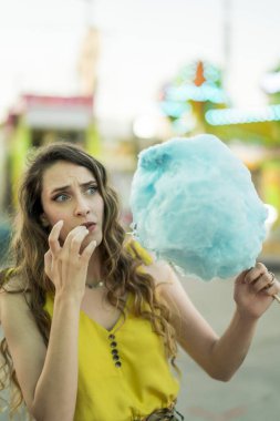 şeker ile genç kadın