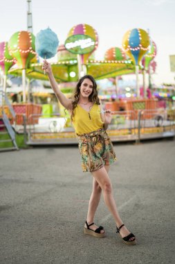 Atlıkarıncada renkli şekerleri olan genç bir kız